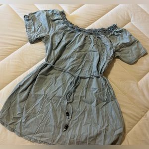 Motherhood Maternity tie-waist chambray off-shoulder top. Size M.
